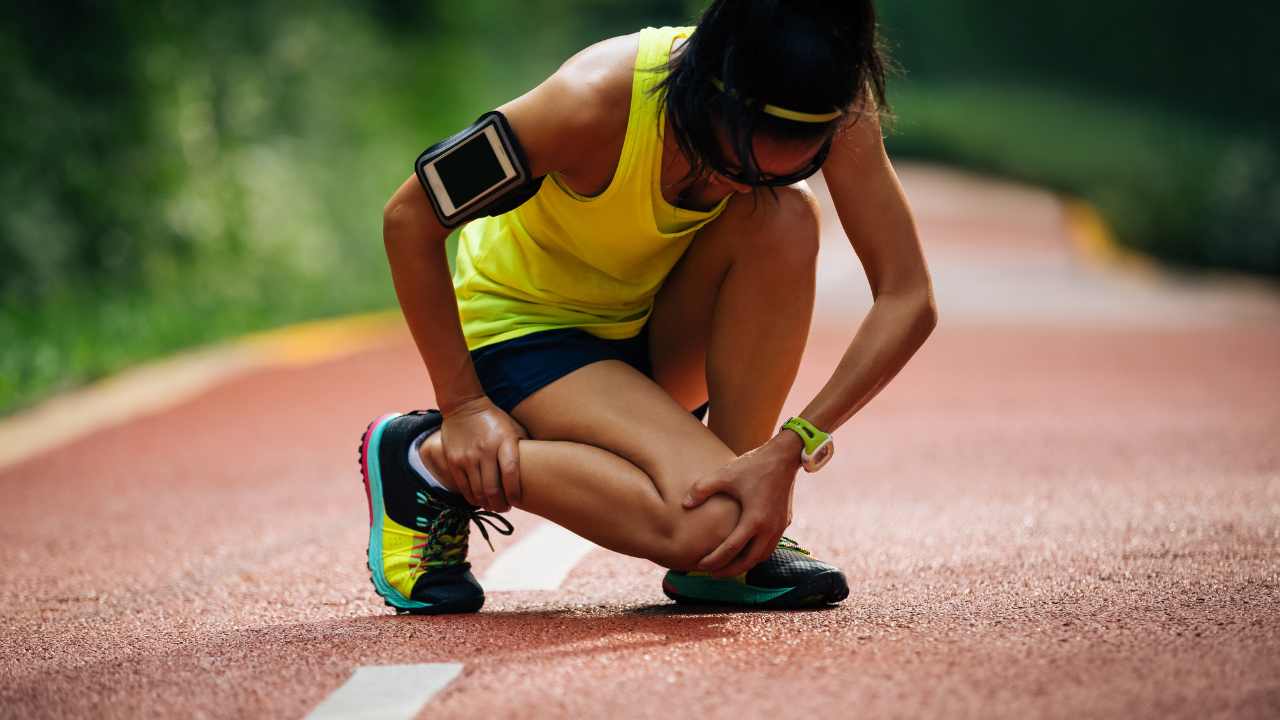 Mujer corredora lesionada pista carrera